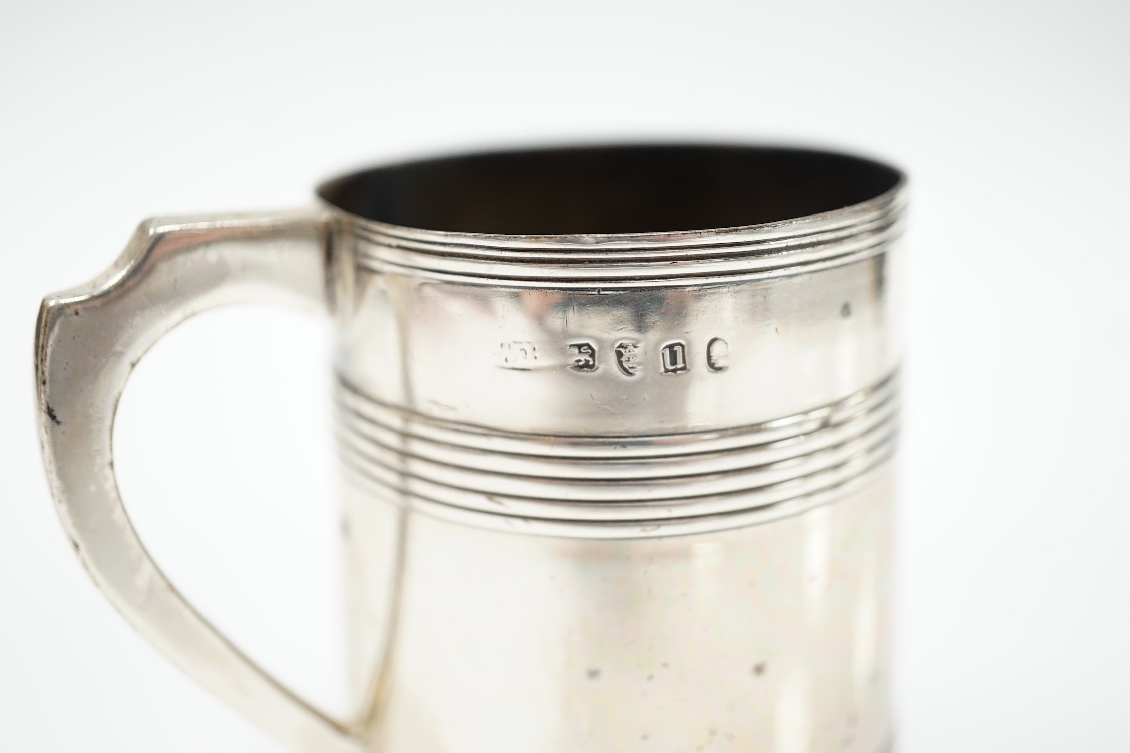 A George III reeded silver small mug, London, 1795, height 70mm, 99 grams.